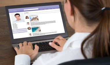 सोशल मीडिया के माध्यम से यदि आप भी चुनते हैं अपना मित्र तो हो जाएं सावधान.....