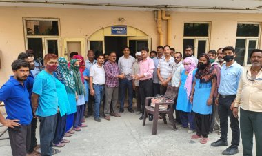 गुलमोहर एन्क्लेव के स्टाफ को वितरित की गईं टीशर्ट्स