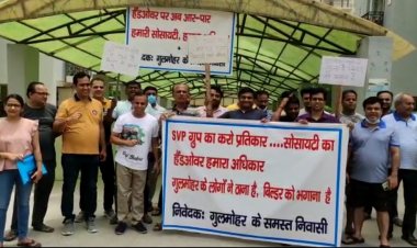 लिफ्ट खराब होने से 10 मिनट फंसे रहे 7 लोग। सोसायटी के लोगों में भारी रोश।