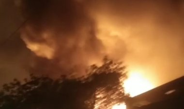 साबुन फैक्ट्री में लगी भीषण आग दमकल विभाग की टीम ने कई घंटों की कड़ी मशक्कत के बाद आग पर पाया काबू