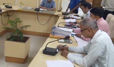 जिले में लगातार बढ़ रहे प्रदूषण को कम किए जाने के लिए अधिकारियों के साथ विशेष बैठक कर जिला प्रशासन ने बनाई है विशेष योजना