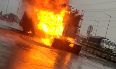 पेरीफेरल एक्सप्रेसवे पर ट्रांसफार्मर लोड कर आ रहे ट्रक ने सामने से दूसरे ट्रक ने मारी जोरदार टक्कर ,ट्रांसफार्मर में लगी भीषण आग