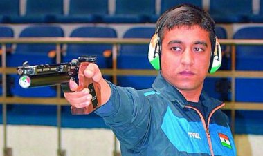 अंतरराष्ट्रीय शूटर प्रतियोगिता के खिलाड़ी की कार को बेलगाम ट्रक ने रौंदा ,ड्राइवर और खिलाड़ी की बाल- बाल बची जान