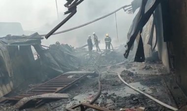 टेक्सटाइल गोदाम में लगी भीषण आग, दमकल विभाग की दर्जनों गाड़ियों की मदद से आग पर पाया गया काबू