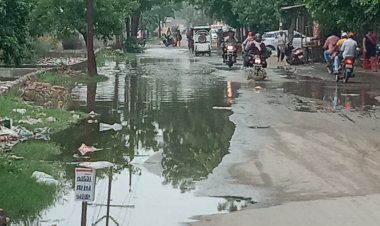 नगर निगम की लापरवाही के कारण प्रताप विहार की सड़कों पर फैला  पानी लोगों का निकलना हुआ  दुश्वार