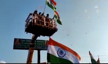 अधिकारियों के हाथ में तिरंगा और फूलों की बरसात देख शिव भक्तों का उत्साह दोगुना हुआ