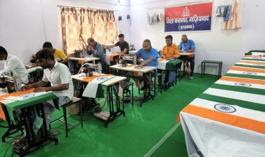 गाजियाबाद की डासना जेल में बंद बंदी और कैदियों की टीम राष्ट्रीय ध्वज बनाने में जुटी शुरुआती दौर में 12000 राष्ट्रीय ध्वज बनाने का दिया गया लक्ष्य