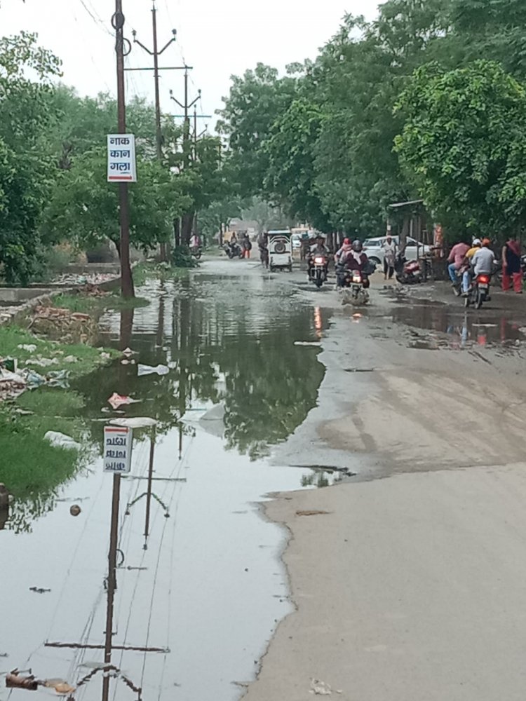 नगर निगम की लापरवाही के कारण प्रताप विहार की सड़कों पर फैला  पानी लोगों का निकलना हुआ  दुश्वार