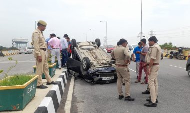 एलिवेटेड रोड पर तेज रफ्तार कार डिवाइडर से टकराकर पलटी  कार में सवार दोनों लोगों की बची जान