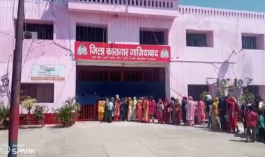 भाइयों की कलाई पर राखी बांधने के लिए डासना जेल के बाहर बड़ी संख्या में पहुंची बहनें