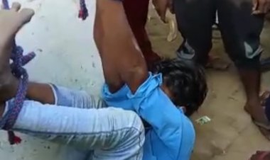 बैटरी चोरी करने के आरोप में लोगों ने आरोपी को दी तालिबानी सजा पुलिस ने तीन लोगों को गिरफ्तार कर सलाखों के पीछे भेजा