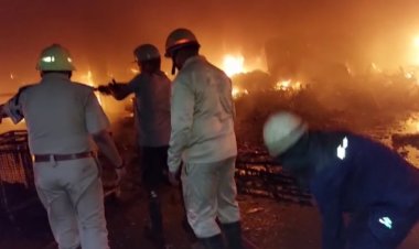 खिलौने बनाने वाली फैक्ट्री में लगी भीषण आग घंटों की कड़ी मशक्कत के बाद दमकल विभाग की टीम ने आग पर पाया काबू
