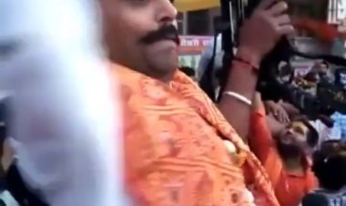 हिंदू रक्षा दल के अध्यक्ष पिंकी चौधरी की मौजूदगी में हथियार लहराते हुए वीडियो वायरल हुआ