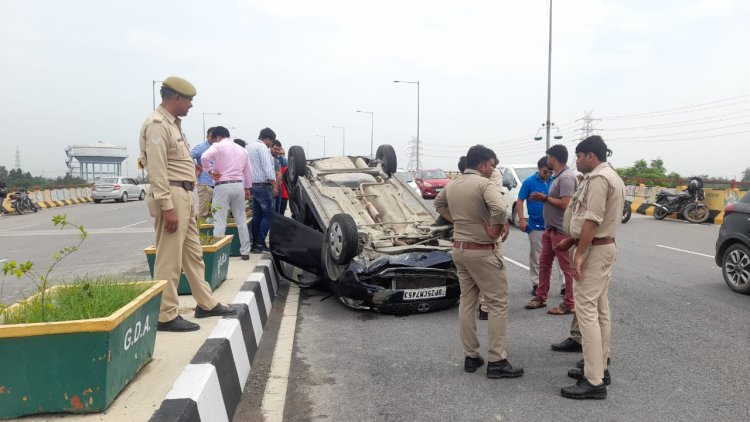 एलिवेटेड रोड पर तेज रफ्तार कार डिवाइडर से टकराकर पलटी  कार में सवार दोनों लोगों की बची जान