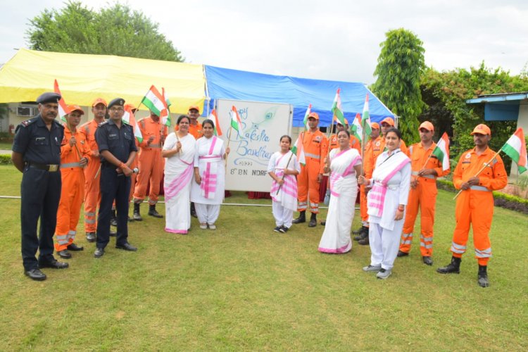 राष्ट्र सेविका समिति की महिला सदस्यों ने एनडीआरएफ जवानों को रक्षा सूत्र बांधकर मनाया रक्षाबंधन