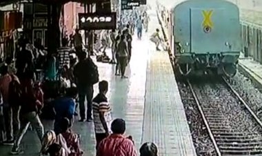 स्टेशन पर यात्री के लिए फरिश्ता बना  ए एस आई , अपनी जान खतरे में डालकर यात्री की जान बचाई