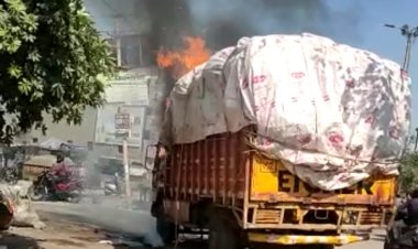 प्लास्टिक और गत्ता भरे डीसीएम ट्रक में लगी भीषण आग