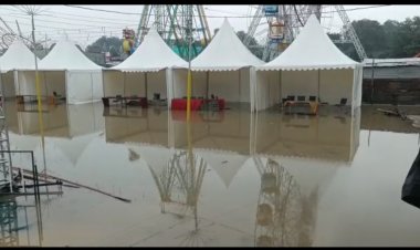 झमाझम बारिश के कारण घंटाघर रामलीला मैदान पानी से हुआ लबालब आयोजकों के साथ-साथ दुकानदार और दर्शक हुए मायूस