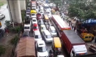 तेज बारिश के कारण जनजीवन हुआ अस्त-व्यस्त अर्थला मेट्रो स्टेशन के पास सड़क पर करीब भरा 2 फीट पानी सड़क पर लगा भीषण जाम