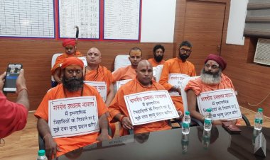 इच्छा मृत्यु की मांग करने जा रहे महामंडलेश्वर के शिष्यों को दिल्ली पुलिस ने किया गिरफ्तार