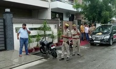 बदमाशों ने दिनदहाड़े डकैती की वारदात को दिया अंजाम कारोबारी की पत्नी और बेटी को हथियारों के बल पर बंधक बनाकर 17 लाख रुपए के जेवरात और  7 लाख की नकदी लेकर हुए फरार