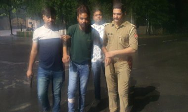 दिनदहाड़े डकैती की वारदात को अंजाम देने वाले चार शातिर बदमाशों को पुलिस ने मुठभेड़ में किया गिरफ्तार