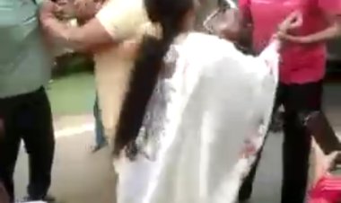 आशिक पति प्रेमिका को बाजार में करवा रहा था खरीदारी धर्मपत्नी ने पहुंचकर पति और उसकी प्रेमिका को सिखाया सबक