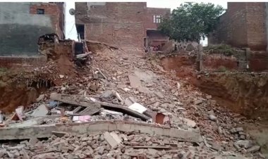 देखते ही देखते 3 मंजिला मकान हुआ मलबे में तब्दील ,बराबर में खोदा जा रहा था बेसमेंट
