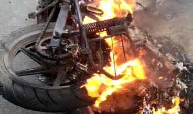 जाको राखे साइयां मार सके ना कोई, सड़क पर गाय से टकराने के बाद बाइक में लगी भीषण आग बाइक सवार की जान बाल  बाल बची