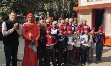 वैदिक संन्यास आश्रम के बच्चों को दिए उपहार