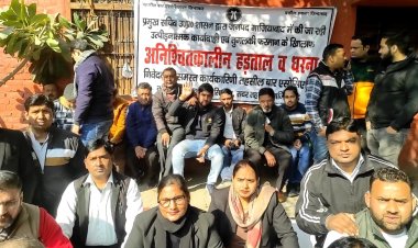 पावर ऑफ अटॉर्नी बंद किए जाने के आदेश के बाद गाजियाबाद तहसील परिसर में अधिवक्ता और बैनामा लेखकों का 11 दिन से लगातार धरना, सरकार को करोड़ों के राजस्व का नुकसान