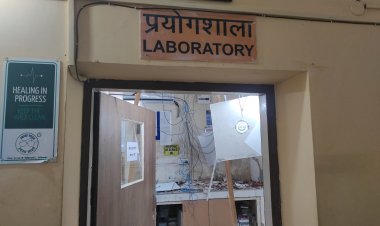 जिला एमएमजी अस्पताल की लैब के लेंटर का प्लास्टर भरभरा कर गिरा ,एक कर्मचारी घायल