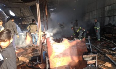 फर्नीचर के गोदाम में लगी भीषण आग लाखों का माल जलकर हुआ राख