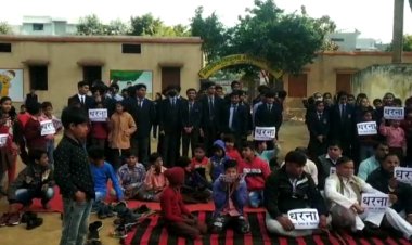 प्राथमिक विद्यालय परिसर में जर्जर हालत में बंद पड़ी टंकी बन सकती है बड़े हादसे का सबब, स्कूली बच्चों और स्थानीय लोगों के साथ क्षेत्रीय पार्षद पति ने भी किया प्रदर्शन