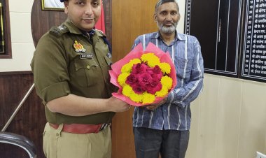 गाजियाबाद के मोदीनगर इलाके में ई रिक्शा चालक ने ईमानदारी की मिसाल पेश करते हुए 25 लाख रुपए से भरे बैग को पुलिस को सौंपा डीसीपी देहात में ई-रिक्शा चालक को किया सम्मानित