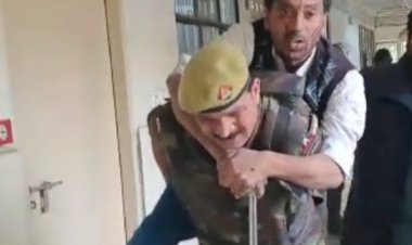 अदालत परिसर में तेंदुआ घुसने के बाद लोग बचा रहे थे अपनी जान ,लेकिन जाबांज पुलिसकर्मी ने अपाहिज व्यक्ति को अपनी पीठ पर लादकर बाहर निकाला