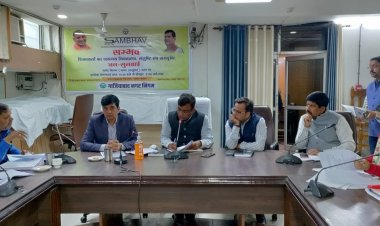 नगर आयुक्त के निर्देश पर निगम के विभागीय अधिकारियों ने यूनियन के पदाधिकारियों से की बैठक