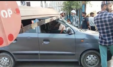 तेजस न्यूज़ : तेज रफ्तार सैंट्रो कार रेलवे फाटक से टकराई, बड़ा हादसा टला