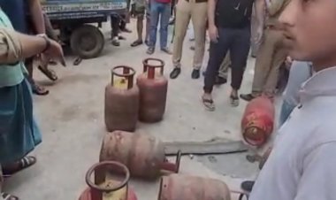 तेजस न्यूज :- गैस के सिलेंडर से भरा ई-रिक्शा घर के बाहर खेल रहे मासूम बच्चों पर पलटा एक बच्चे की मौत