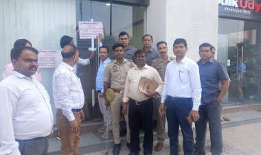 तेजस न्यूज : प्रतीक बिल्डर का हेड ऑफिस किया सील, नगर आयुक्त के आदेश हुई कार्रवाई