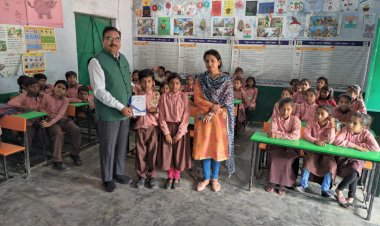 तेजस न्यूज : डॉ.अतुल जैन ने प्राथमिक विद्यालय के छात्रों को परीक्षा परिणाम और पुरस्कार  किए वितरित।