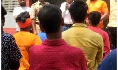 तेजज़ न्यूज: माथे पर टीका लगाकर कॉलेज आने वाले छात्रों को प्रिंसिपल ने रोका हिंदू रक्षा दल के लोग मौके पर पहुंचे तो प्रिंसिपल को बैकफुट पर आना पड़ा और सभी के सामने हाथ जोड़कर माफी भी मांगनी पड़ी