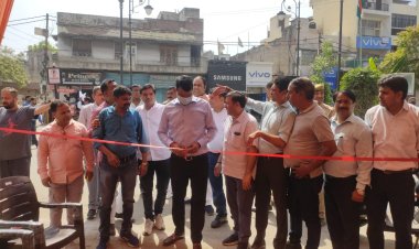 तेजस न्यूज : नामांकन स्थल पर अस्थायी मीडिया सेल का शुभारंभ, एस डी एम सदर विनय कुमार सिंह ने फीता काटकर किया उद्घाटन।