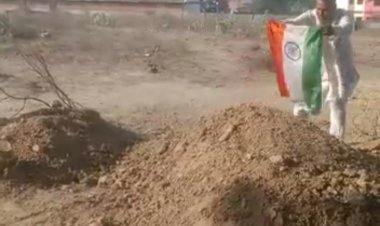 इस कॉंग्रेस के नेता ने अतीक को भारत देने की मांग की,इतना ही नहीं अतीक की कब्र पर तिरंगा उड़ाकर किया विलाप