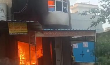 तेजस न्यूज :-------- टेंट के गोदाम में लगी भीषण आग, ऊपर की दो मंजिल पर फंसे 11 लोगों को दमकल कर्मियों ने सीढ़ी के माध्यम से रेस्क्यू किया ,लेकिन दो महिलाओं की मौत हो गई