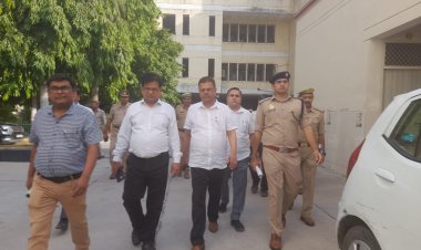 तेजस न्यूज :----------डीसीपी सिटी निपुण अग्रवाल ने फोर्स के साथ कचहरी परिसर में लिया सुरक्षा का जायजा।