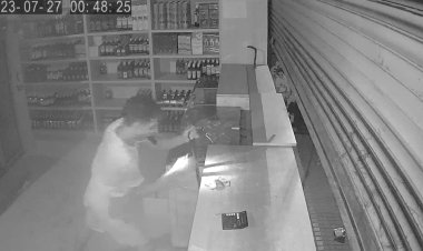 चोरों के हौसले खासे बुलंद साहिबाबाद क्षेत्र स्थित शराब ठेके को बनाया निशाना शटर का ताला तोड़कर ₹90 हज़ार की नगदी उड़ाई