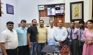 दिवंगत गार्ड के बच्चों की मदद के लिए पहुंचे आरडब्ल्यूए के पदाधिकारी एवं निवासी ,विद्यालय की फीस जमा की तथा पुस्तकें एवं स्कूल ड्रेस भी दिलवाईं