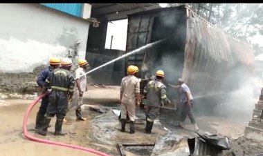 हाईटेंशन तार से टकराने के बाद ट्रक में लगी भीषण आग, चालक परिचालक की मौत