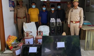 घरों में चोरी करने वाले गैंग का पर्दाफाश करते हुए तीन शातिर चोर समेत एक सुनार को भी किया गिरफ्तार। चोरी किया हुआ सामान भी किया गया बरामद।